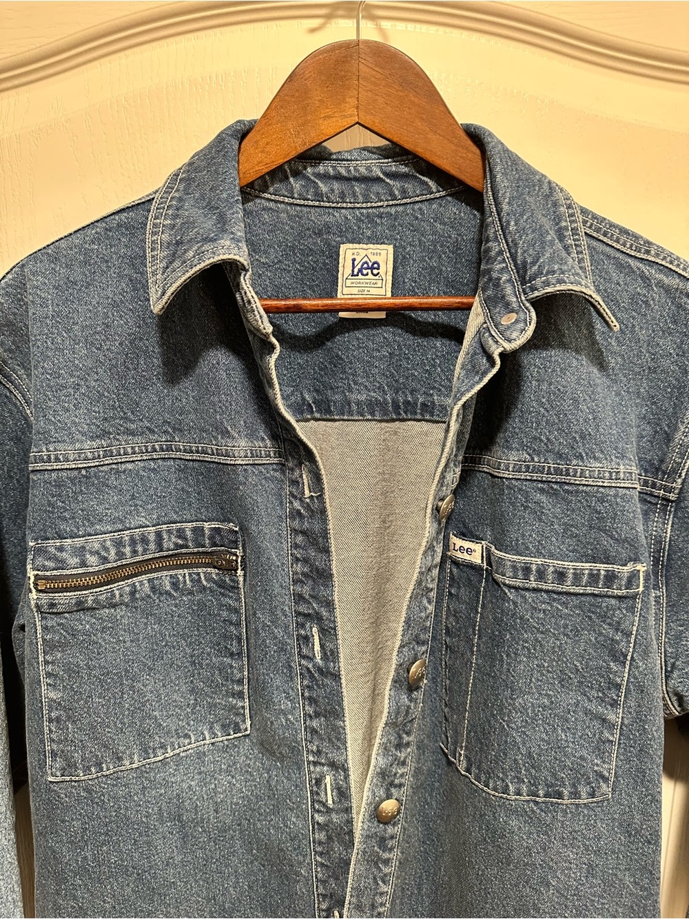 Vintage Women’s Lee Denim Buttoned Shirt Jacket w/ Unique Front Pockets, Size M - Picture 3 of 15